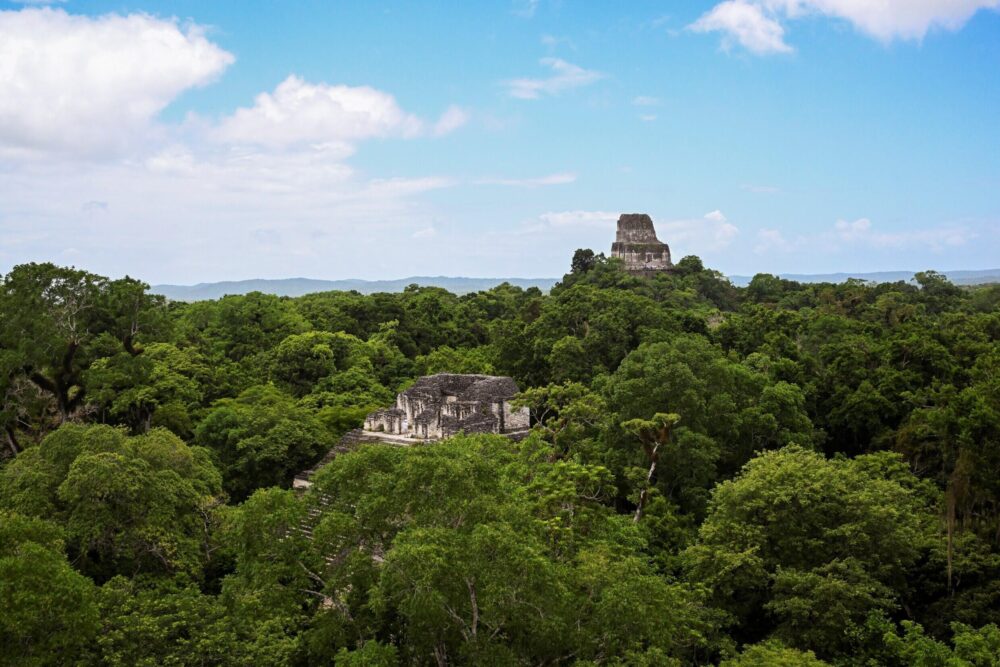 Vista de los templos mayas del yacimiento arqueológico de Tikal en la Biosfera Maya de Petén, Guatemala, el 24 de julio de 2024