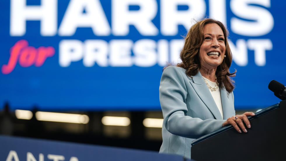 La vicepresidenta Kamala Harris sonríe durante un mitin electoral demócrata el 30 de julio de 2024 en Atlanta (EEUU)