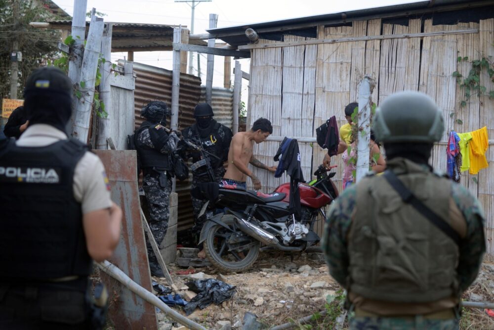 Militares y policías participan en un operativo para recuperar casas supuestamente ocupadas bajo extorsión por narcotraficantes en Durán, 10 km al este de Guayaquil, Ecuador, el 23 de julio de 2024