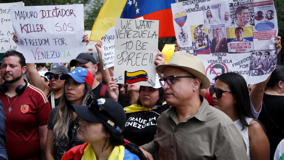 Venezolanos protestan ante la ONU contra la cuestionada victoria del presidente Nicolás Maduro en las elecciones del 28 de julio, considerada fraudulenta por la oposición, el 2 de agosto de 2024.