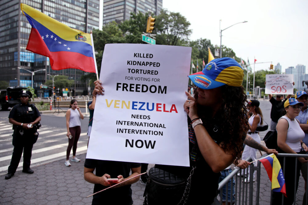 Venezolanos protestan contra la cuestionada victoria de Nicolás Maduro en las elecciones presidenciales del domingo, considarada fraudulenta por la oposición, el 2 de agosto de 2024 en Nueva York