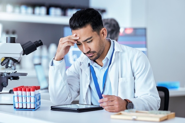 Tableta de científico de laboratorio y hombre preocupado leyendo ...