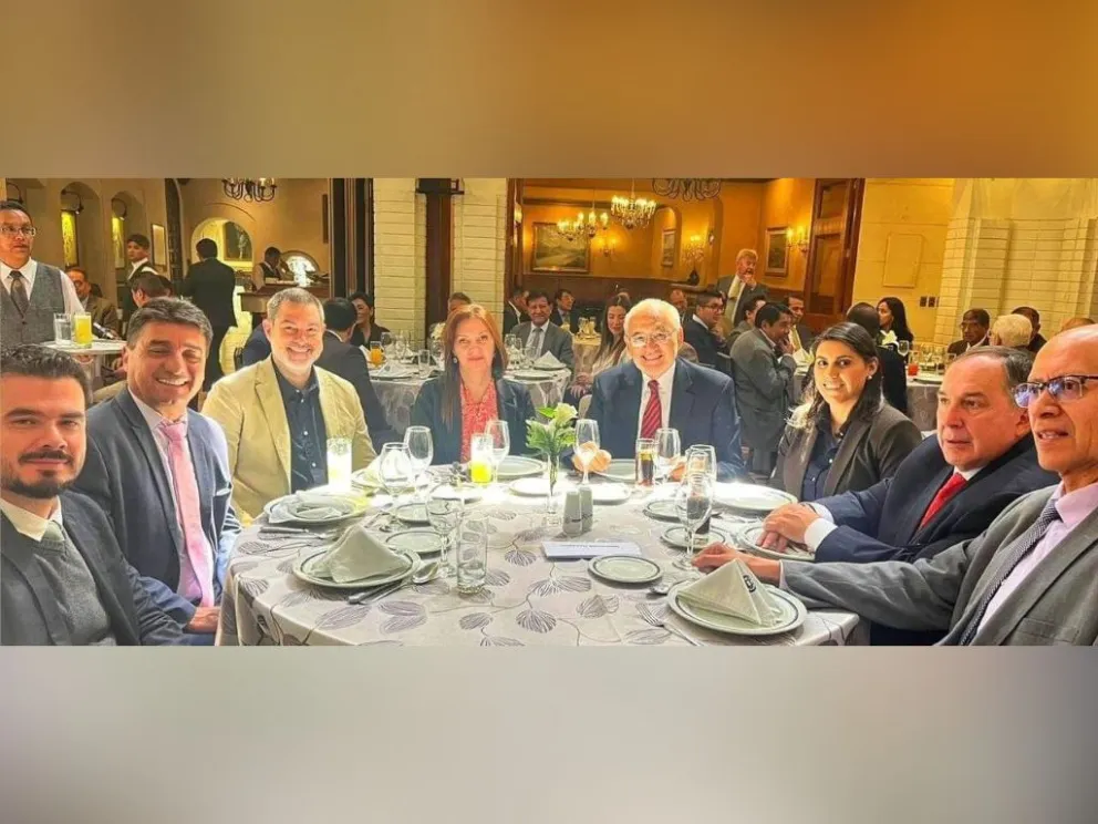 Los opositores juntos durante una cena. Foto: Tomada de Unitel