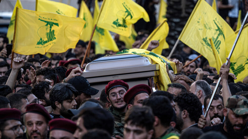 Unos combatientes de Hezbolá portan el féretro de Fuad Shukr, jefe militar del movimiento islamista libanés, durante su funeral, al sur de Beirut, el 1 de agosto de 2024