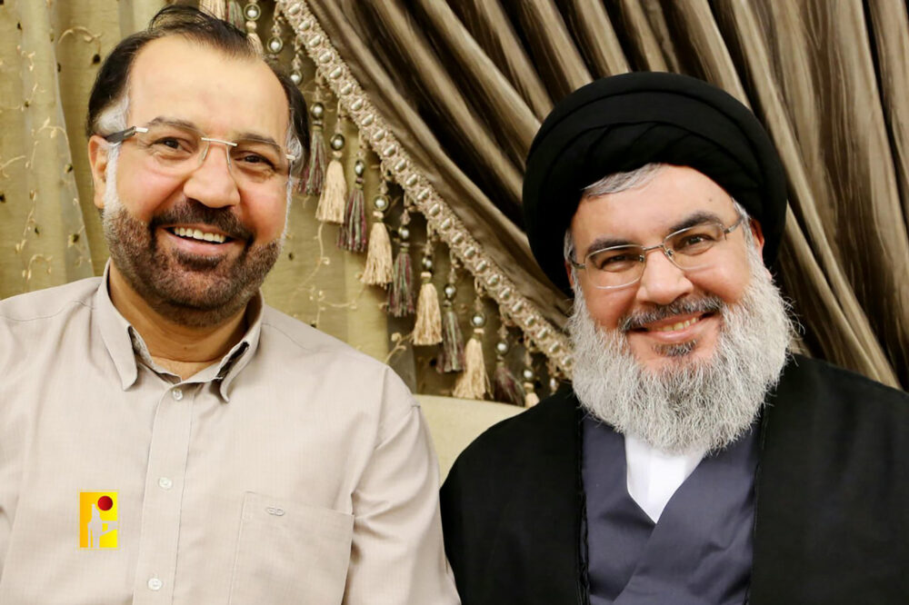 Una foto sin fecha publicada por Hezbolá el 31 de julio de 2024 muestra al comandante de Hezbolá, Fuad Chukr (I) y al líder de Hezbolá, Hasan Nasrallah, en un lugar no especificado