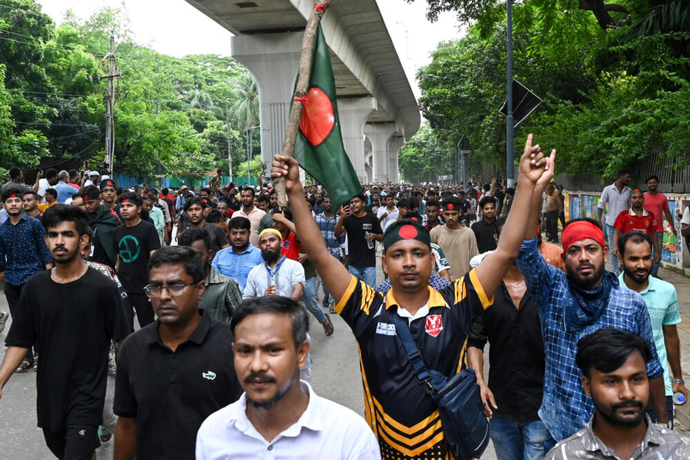 Unos manifestantes que claman justicia por los muertos en las recientes protestas bloquean el 4 de agosto de 2024 la intersección de Shahbagh, en Daca