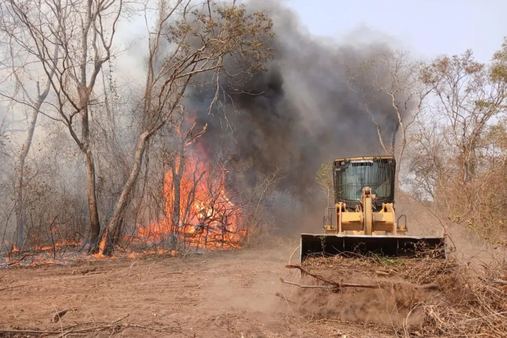 Fotografía cedida por el ejército de Paraguay donde se observa un incendio en la estancia Campo Grande, al norte de Alto Paraguay. Foto: EFE