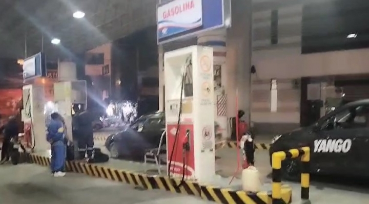 Se registran largas filas de vehículos para cargar gasolina en surtidores de La Paz