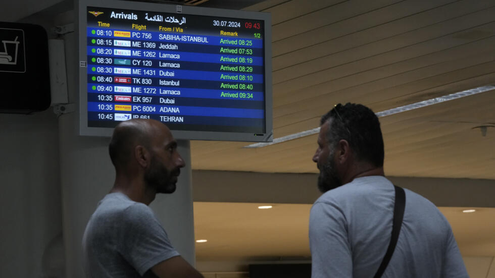 Pasajeros esperan en el aeropuerto internacional Rafik Hariri de Beirut, Líbano, el martes 30 de julio de 2024.