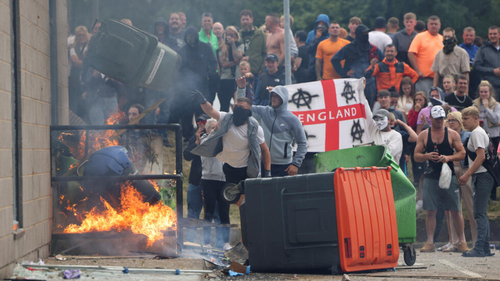 Manifestantes arrojan un cubo de basura durante una manifestación contra la inmigración en Rotherham, Reino Unido, el 4 de agosto de 2024.