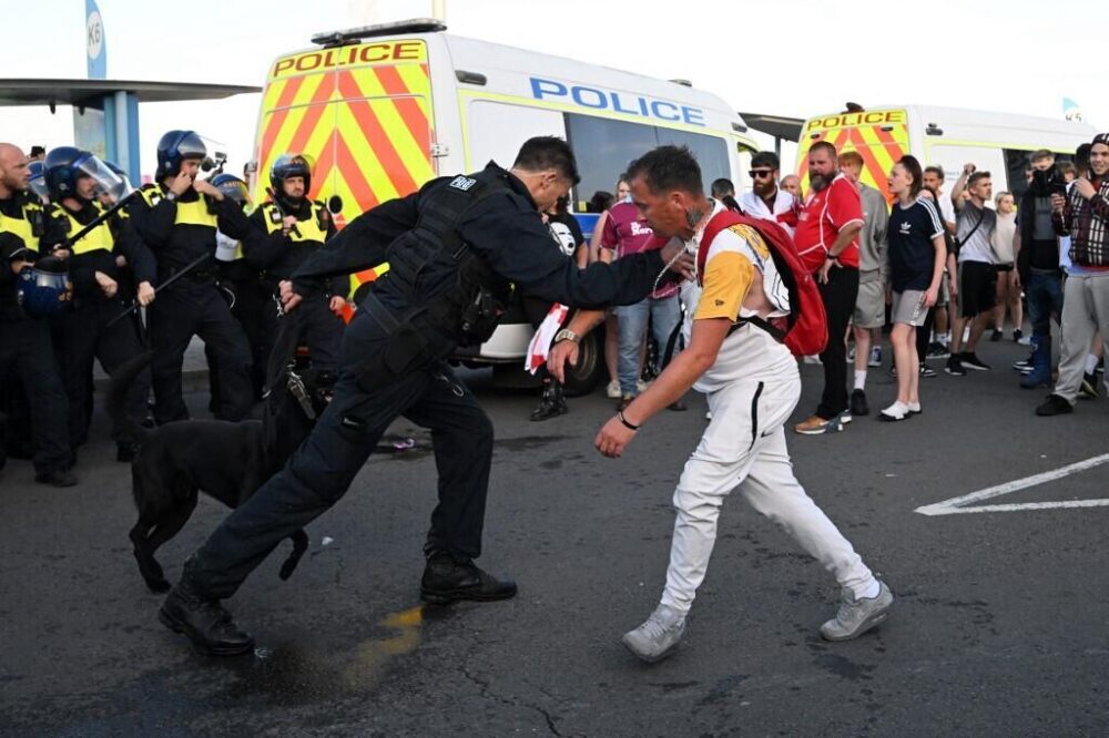 Enfrentamientos con la policía en Weymouth, en el sur de Inglaterra, el 4 de agosto de 2024.