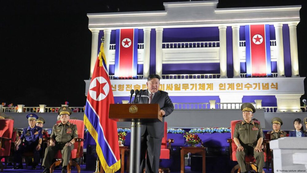 La ceremonia en Pyongyang fue presidida por Kim Jong-un y su hija, Ju-ae, que aparece en el extremo derecho de esta imagen distribuida por la agencia KCNA.
