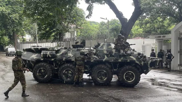 Soldados del ejército de Bangladesh patrullan en la calle