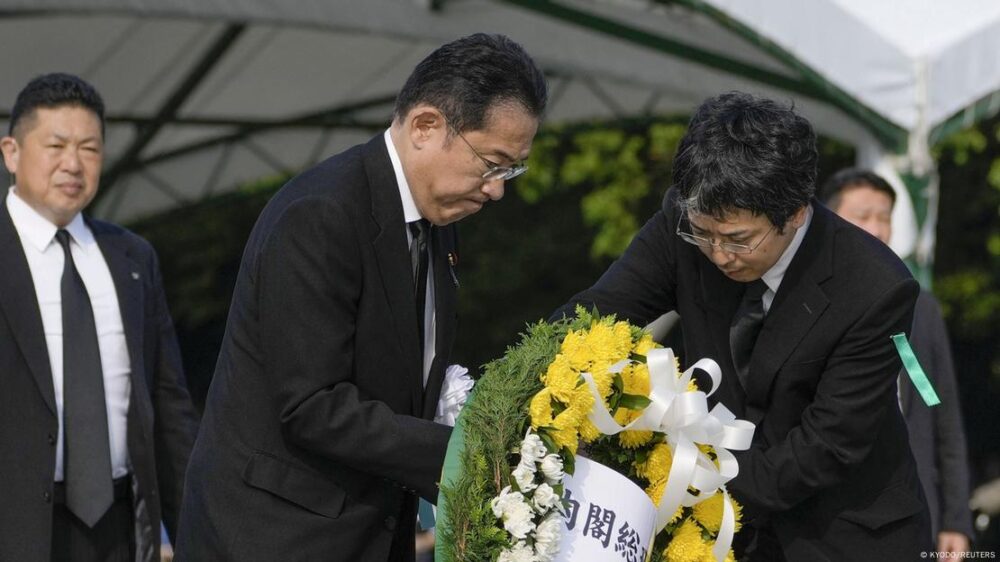 El primer ministro de Japon, Fumio Kishida, coloca una ofrenda floral en el Parque de la Paz de Hiroshima.