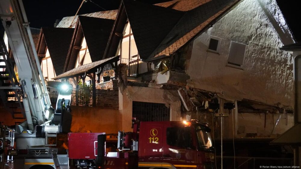 Un vehículo de los bomberos en el hotel derrumbado en Krov, Alemania.