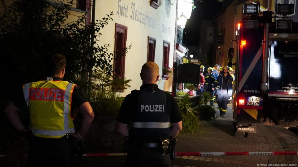 La Policía y equipos de rescate en el hotel que se derrumbó en Krov.