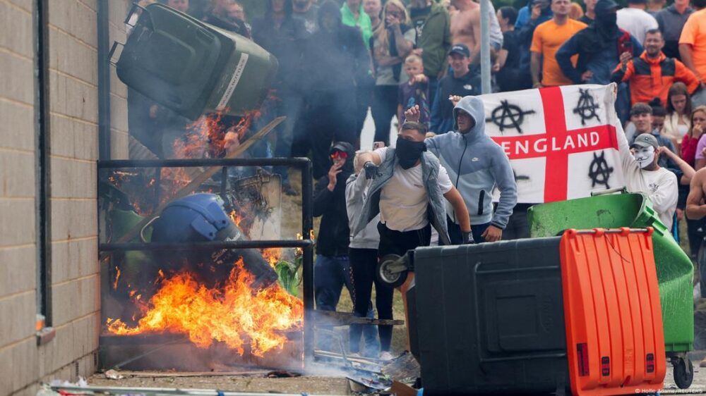 Disturbios y violencia en Rotherham por parte de grupos nacionalistas y antimusulmanes tras el asesinato de tres niñas: contenedores de basura incendiados y personas protestando en las calles.