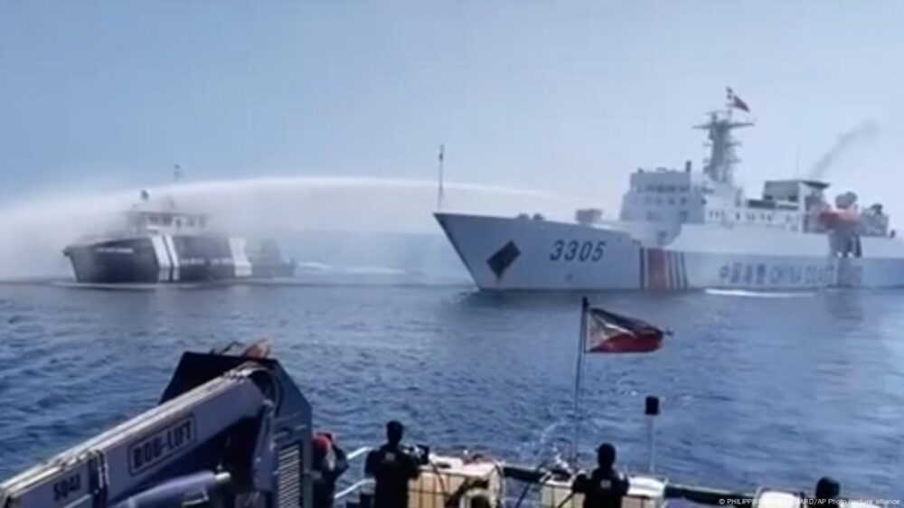 Un buque de la guardia costera china dispara con un cañón de agua sobre un barco filipino en aguas disputadas.