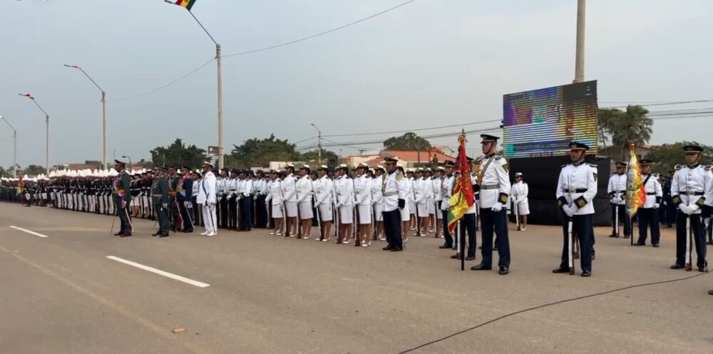 Arce participa de la Parada Militar en Trinidad en homenaje al 199 aniversario de las FFAA