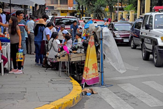 Crisis genera aumento de ambulantes en las calles de Tarija.