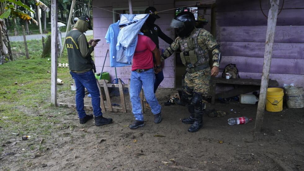 La policía fronteriza de Panamá detiene a un hombre durante un operativo para desmantelar una red de traficantes de migrantes cerca de Santa Fé, en la provincia de Darién, el 7 de agosto de 2024