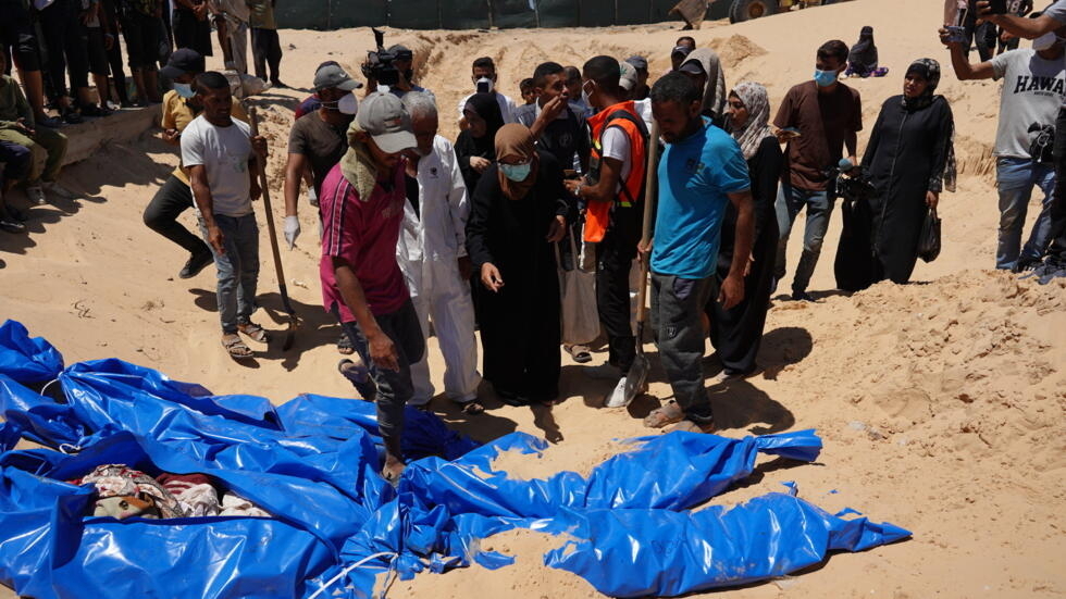 Un entierro masivo en un cementerio en Jan Yunis, en el sur de la Franja de Gaza, el 5 de agosto de 2024