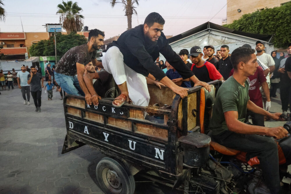 Unos palestinos trasladan a los heridos en un bombardeo israelí al hospital de los Mártires de Al Aqsa, en Deir el Balah, en el centro de la Franja de Gaza, el 6 de agosto de 2024