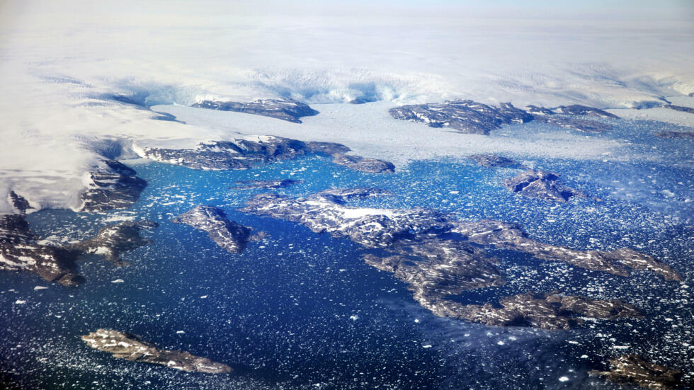 Vista de la capa de hielo de Groenlandia, la segunda masa de hielo más grande del mundo, que cubre alrededor del 80% del país. Sus glaciares han retrocedido a un ritmo acelerado en los últimos años como consecuencia del calentamiento global.