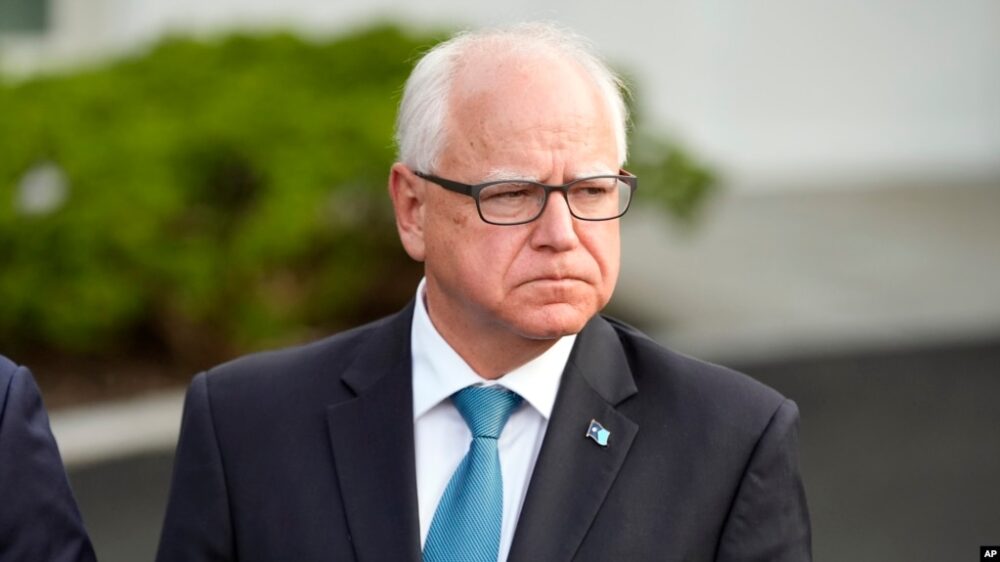 El gobernador de Minnesota, Tim Walz, escucha a Maryland hablar con los periodistas después de reunirse con el presidente Joe Biden, el miércoles 3 de julio de 2024, en la Casa Blanca en Washington.