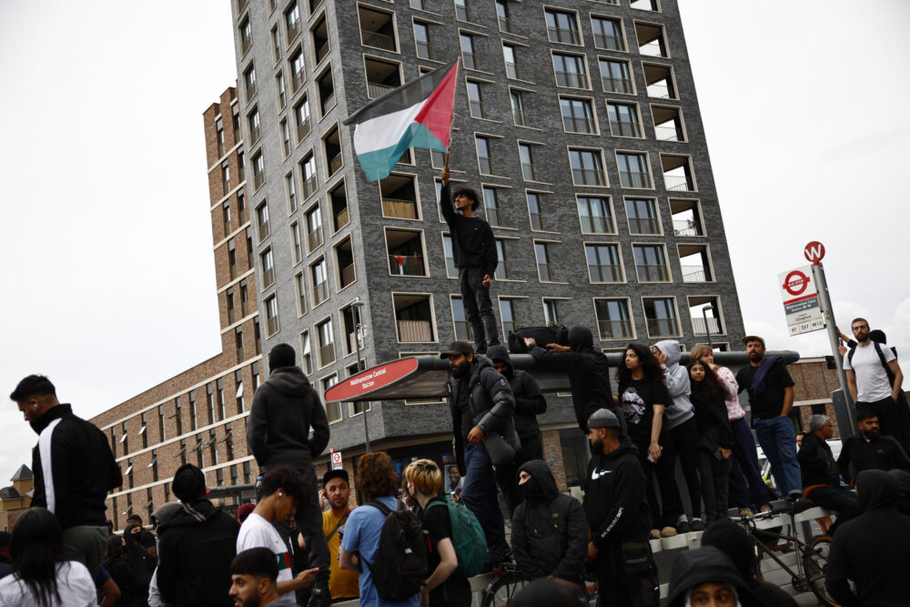 Un manifestante ondea una bandera palestina durante una marcha antirracista en el barrio de Walthamstow de Londres, el 7 de agosto de 2024