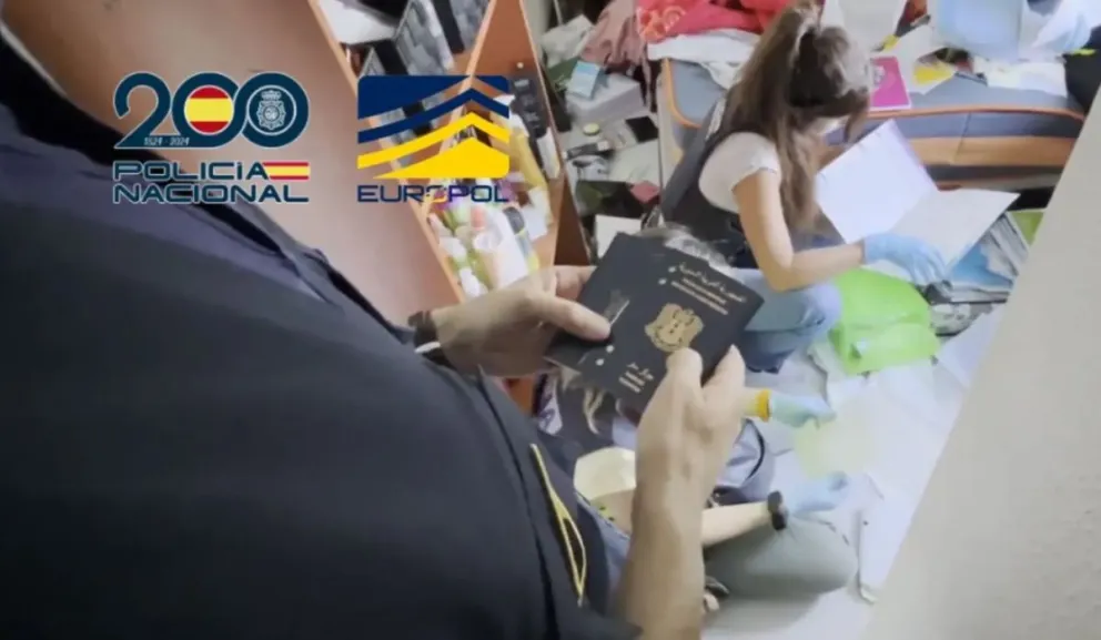 Un registro de pasaportes durante el operativo. Foto: europol.europa.eu