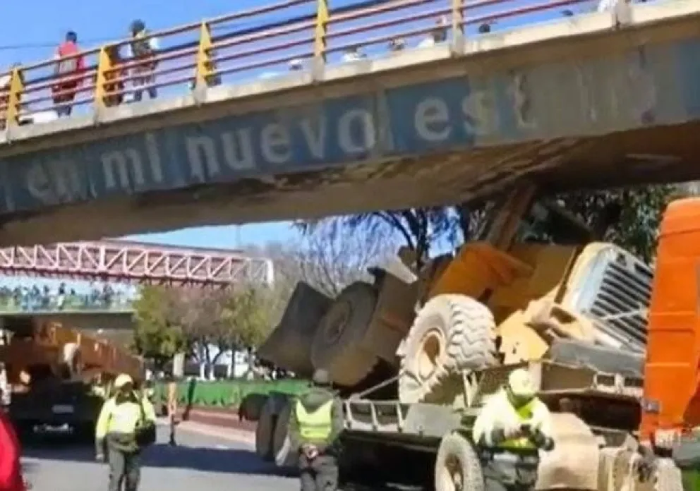 El vehículo que chocó contra la pasarela en la Ceja de El Alto. Foto: RTP