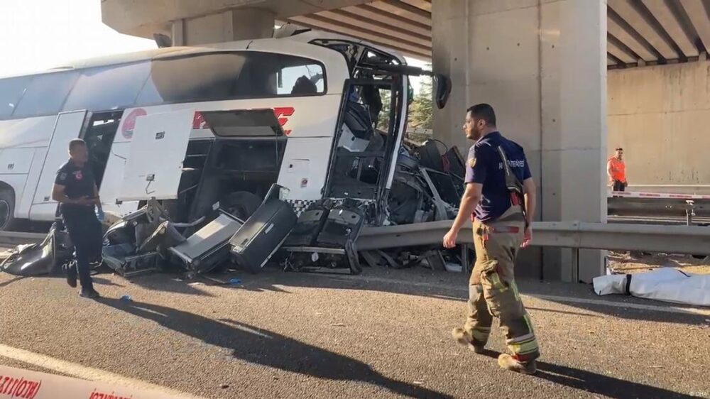 Fuerzas de rescate en el lugar del accidente donde murieron al menos 9 personas en Ankara, Turquía.