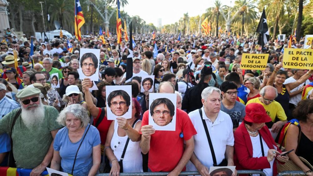 Manifestación en Barcelona, el jueves 8.08.2024: seguidores de Puigdemont llevan afiches con su retrato.