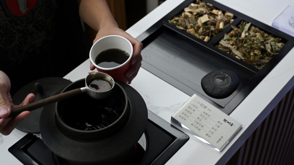 Una empleada prepara un té de hierbas en una cafetería del distrito de Xuhui, en la ciudad china de Shanghái, el 6 de agosto de 2024