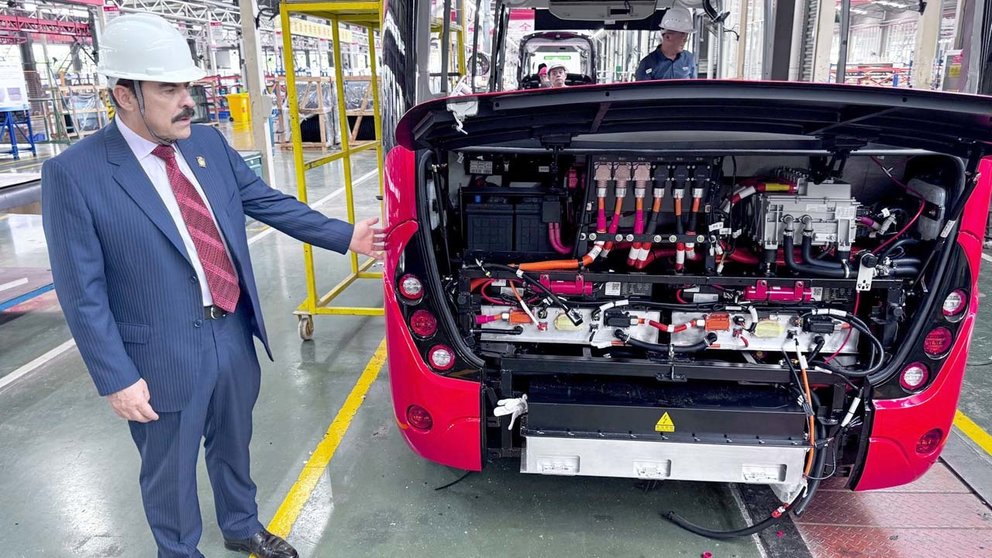 El alcalde Manfred Reyes Villa, en su visita la fábrica SUNLONG BUS en la región autónoma de Guangxi, para suscribir un memorando de entendimiento con el objetivo de establecer una Planta de Fabricación de vehículos Eléctricos en Cochabamba.