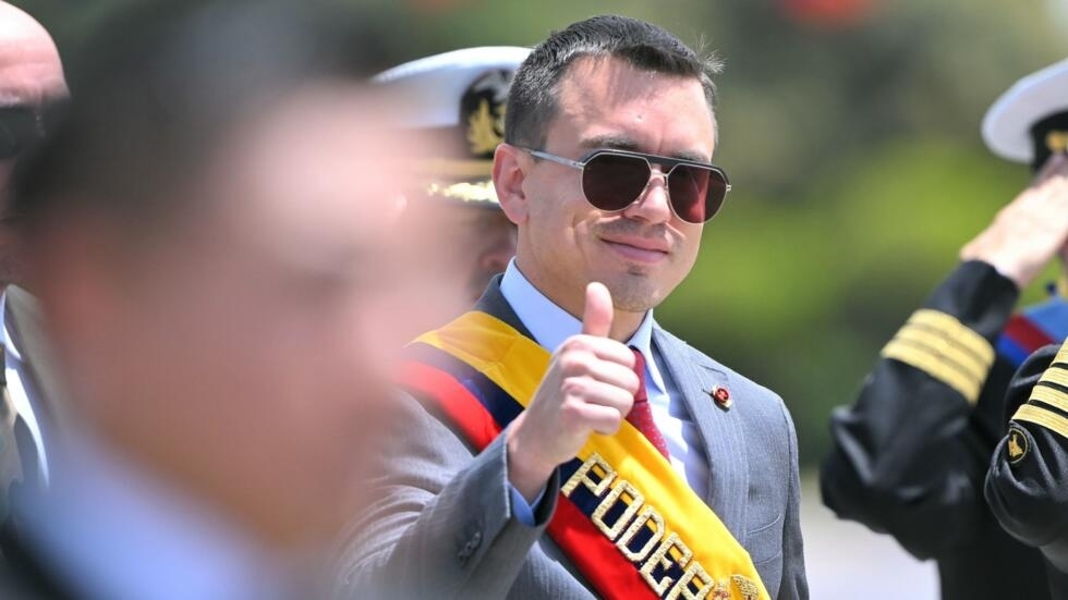 El presidente ecuatoriano, Daniel Noboa, levanta el pulgar durante una ceremonia militar para conmemorar el 215 aniversario del Primer Grito de Independencia en el Liceo Militar Eloy Alfaro en Quito el 8 de agosto de 2024