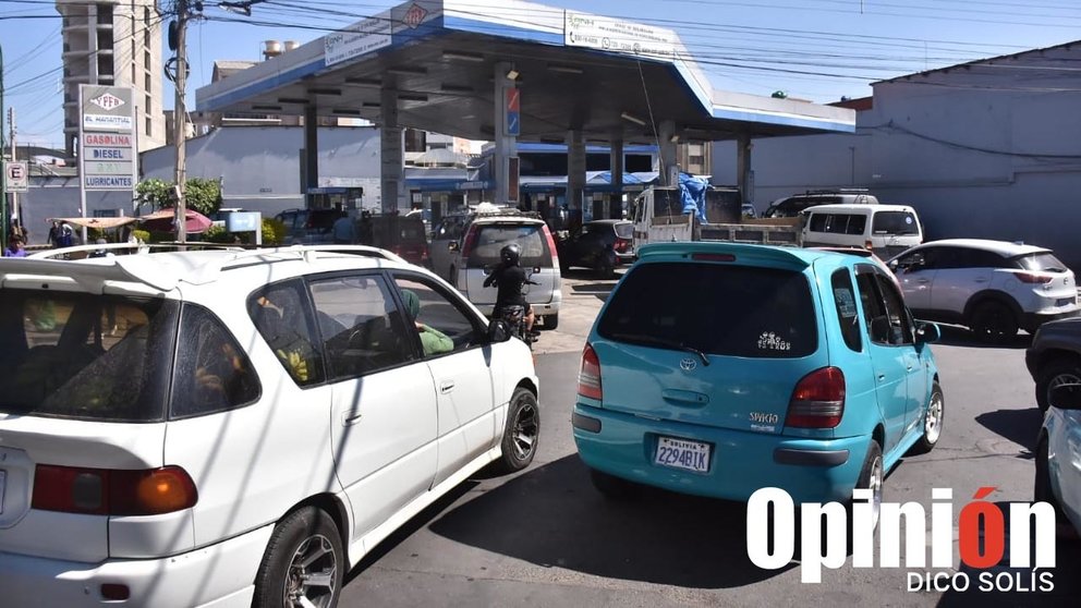 Largas filas de vehículos para la compra de gasolina. / DICO SOLÍS