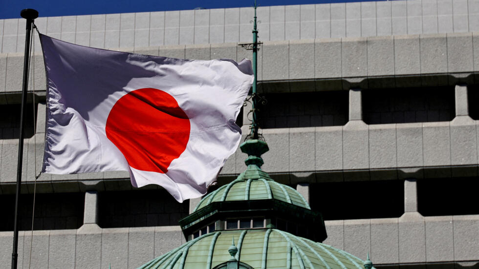 La bandera de Japón en un edificio de Tokio, Japón. Foto de ilustración.