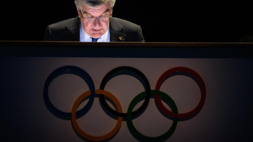 El presidente del Comité Olímpico Internacional Thomas Bach pronuncia su discurso durante la 142ª sesión del COI, en París, el 10 de agosto de 2024