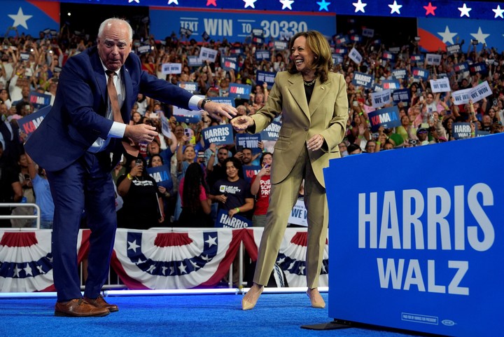 Kamala Harris y su compañero de fórmula, el gobernador de Minnesota Tim Walz, en un acto de campaña. Foto: REUTERS 