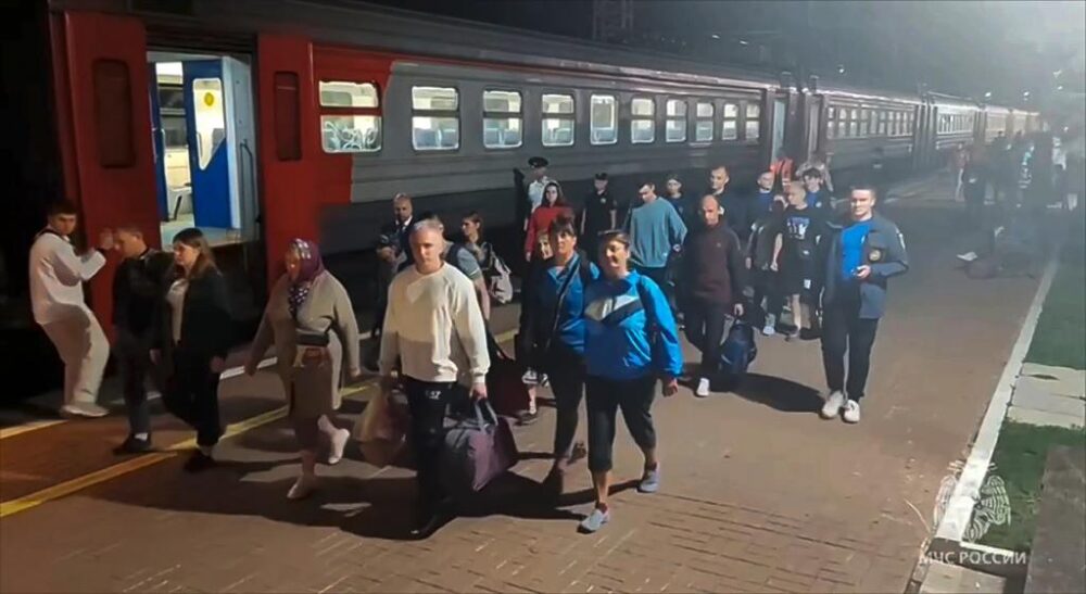 Evacuados de Kursk llegan en tren a Tula, al sur de Moscú