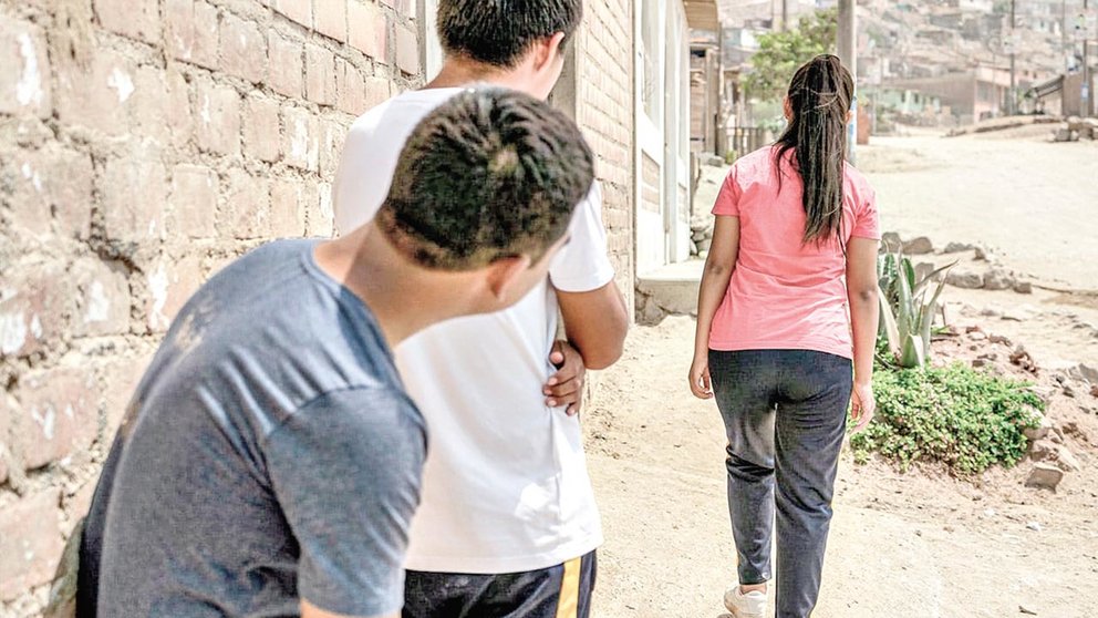 Foto ilustrativa de dos hombres sometiendo a acoso callejero a una mujer. / ARCHIVO