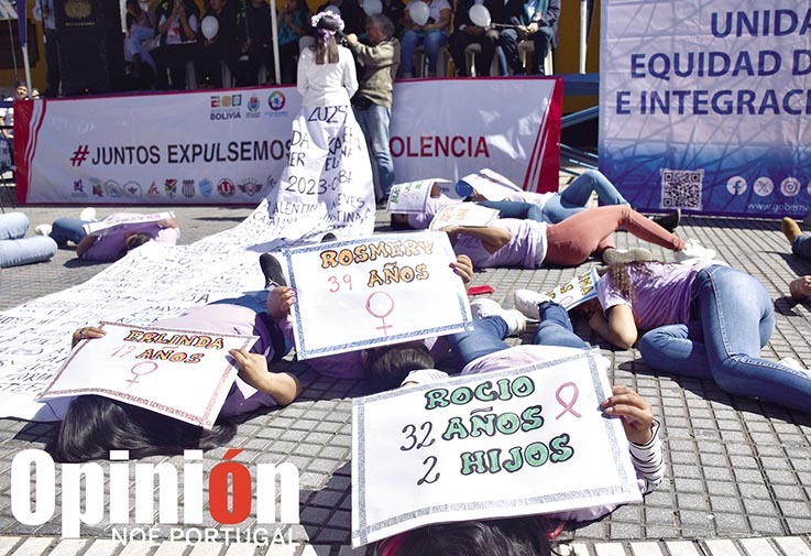 Mujeres marchan en protesta contra los feminicidios.  / NOÉ PORTUGAL