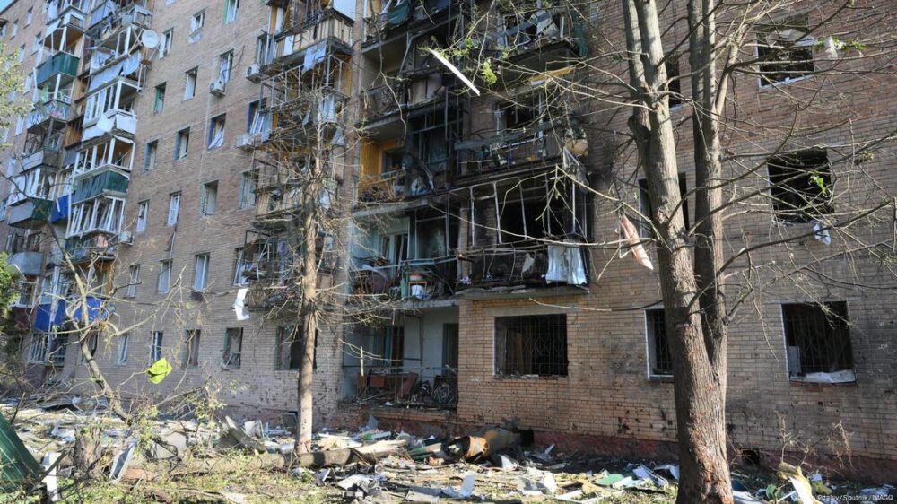 Destrucción en un edificio de apartamentos tras ataque ucraniano en Kursk.