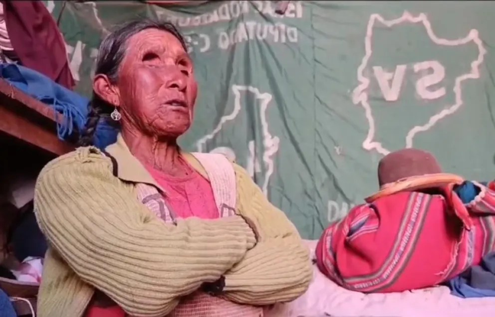 Madre del diputado Israel Huaytari, le reclama el pago de una deuda de 20.000 bolivianos. Foto: Captura de video