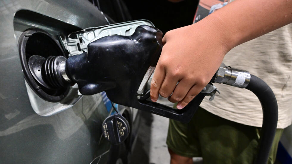 Una persona reposta combustible en una gasolinera en Alhambra (California, EEUU) el 2 de octubre de 2023