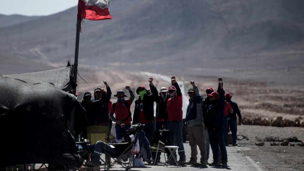 Unos trabajadores de la mina de cobre de Escondida, en Chile, bloquean una carretera el 8 de marzo de 2017