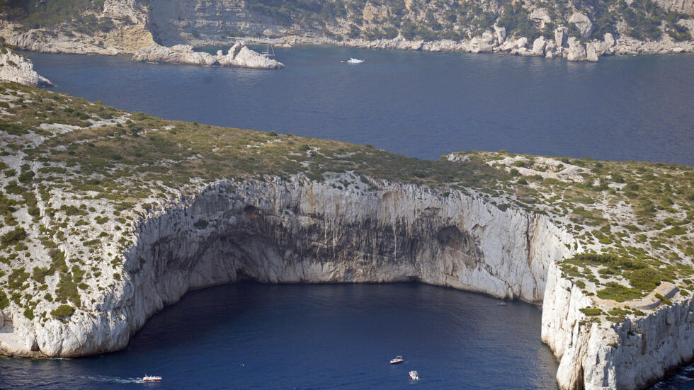 Vista aérea del Parc National des Calanques cerca de Marsella. El sur de Europa fue azotado por una ola de calor con temperaturas de cerca de 4 grados. Y se registran también temperaturas marinas extremas.