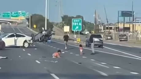 Bebés en pañales caminan por una autopista de EE.UU. tras salir despedidos de un coche accidentado